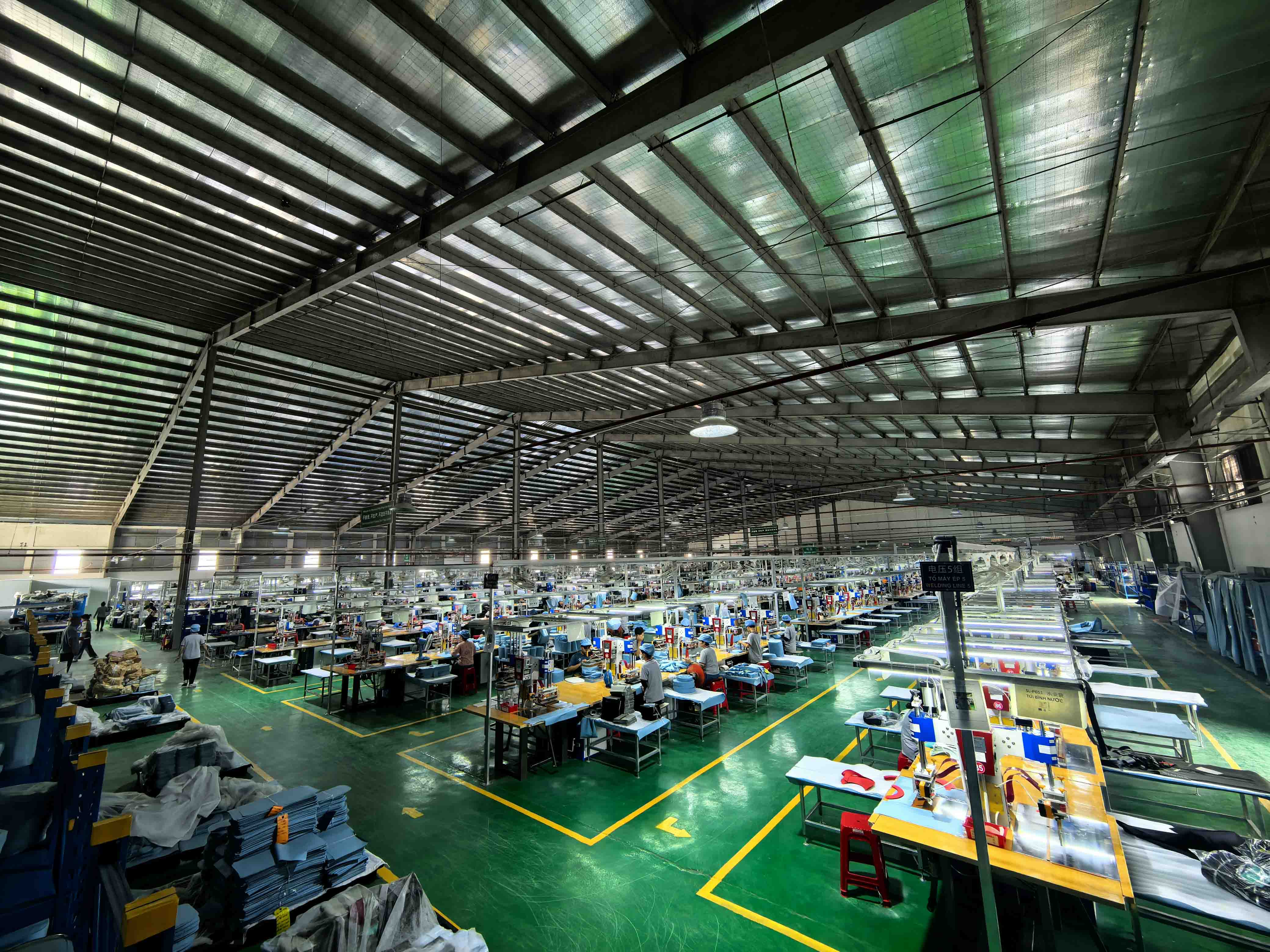 Sudarea RF vs. cusătură: ce metodă de fabricație creează un echipament cu adevărat rezistent la apă?