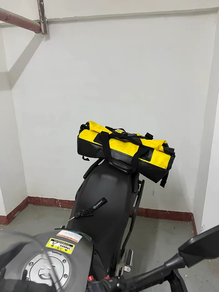 Cum să transporti bagajele pe o motocicletă fără suport