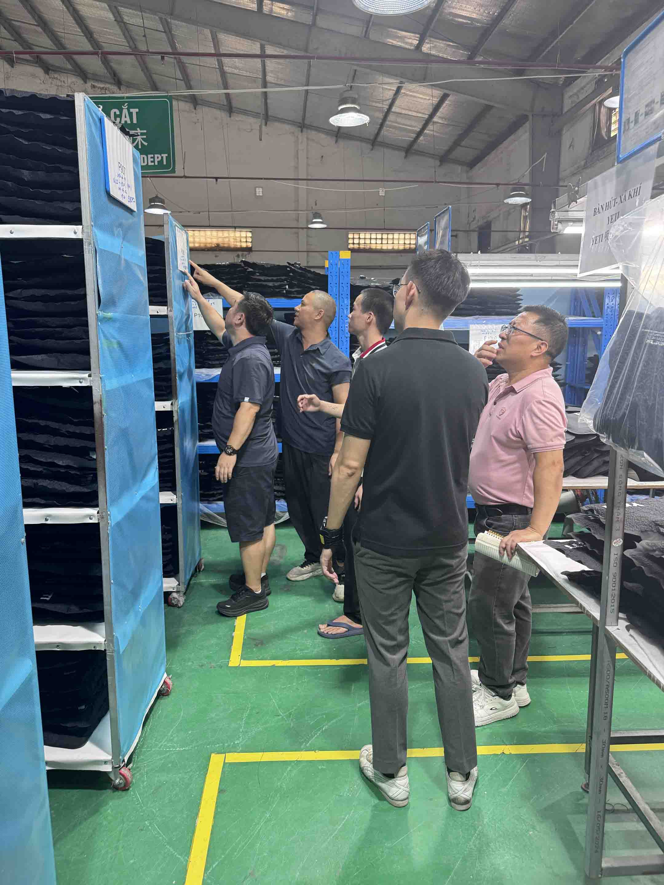 YETI vizitează instalația Sealock din Vietnam pentru a revizui producția de pungi frigorifice moi