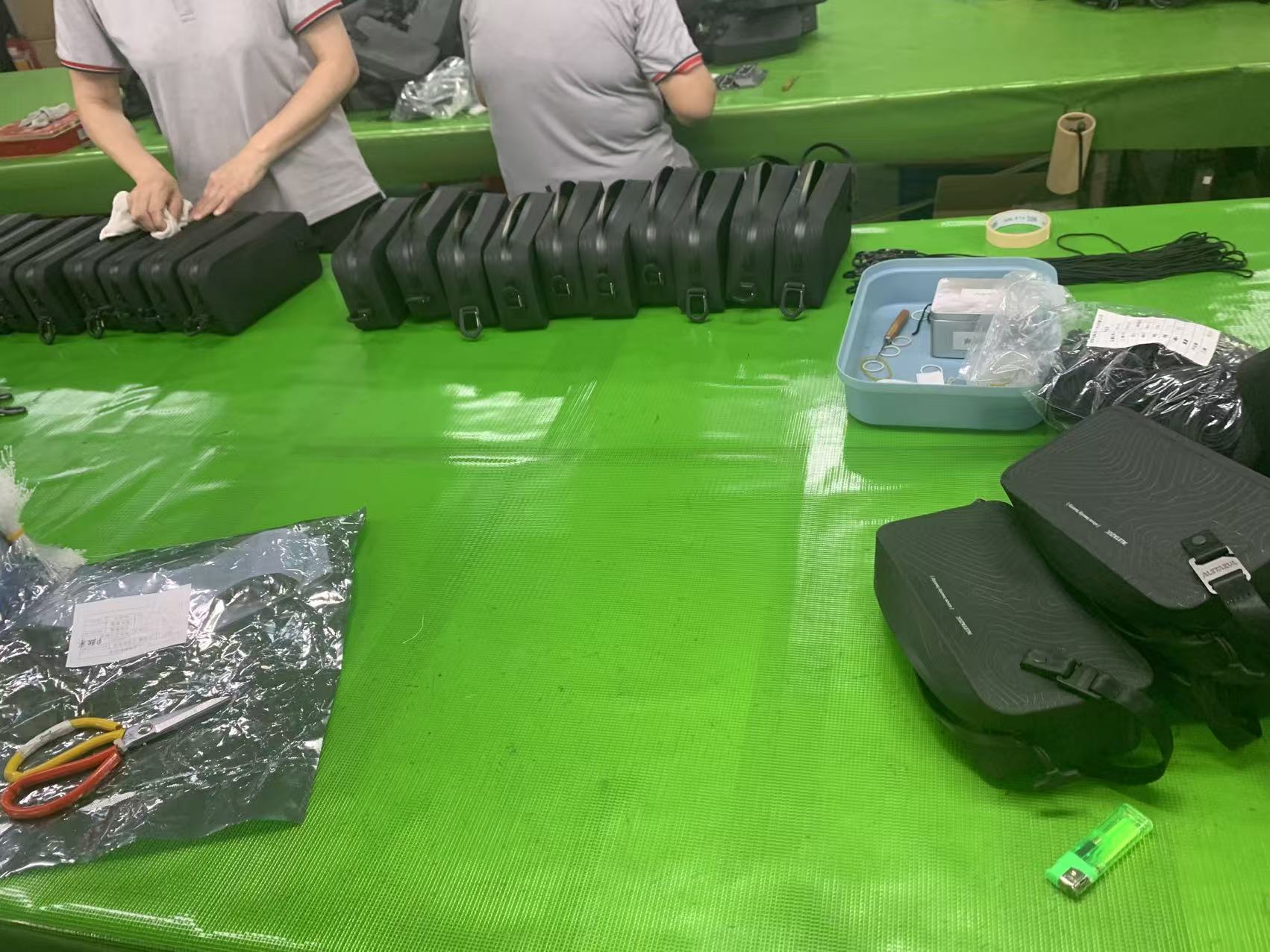 Cum să alegi un furnizor de geanți impermeabile pentru laptop