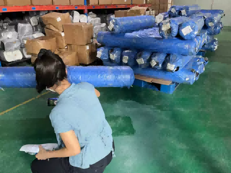 Un client urmărește umplerea containerului: încărcare supravegheată la instalația Sealock din Vietnam