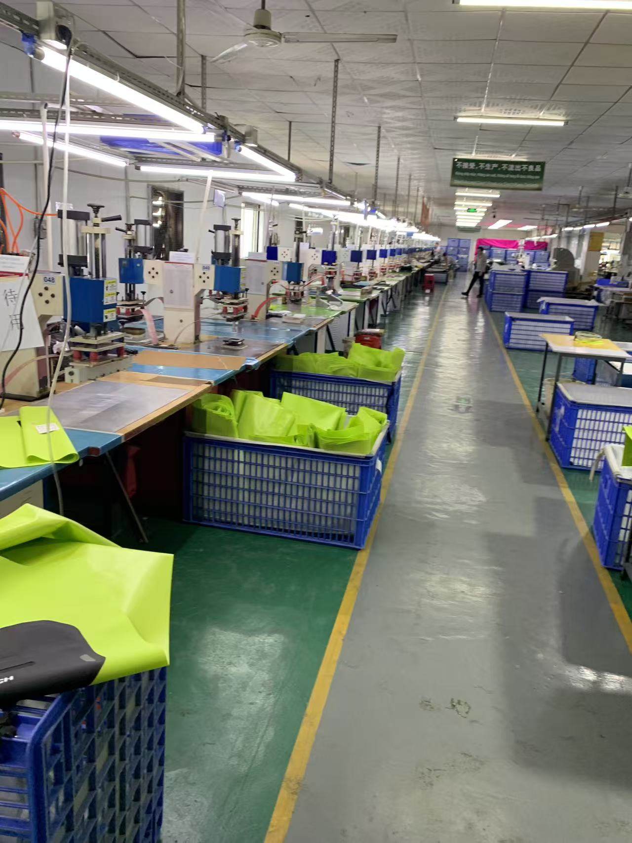 În interiorul unei rulări de producție: Cum este construită o geantă impermeabilă pentru motociclete la Sealock